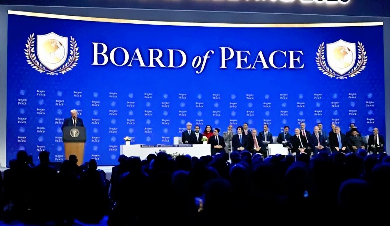 特朗普在达沃斯直接整了个大活，高调宣布搞个“全球和平委员会”，说要摆平全世界的冲