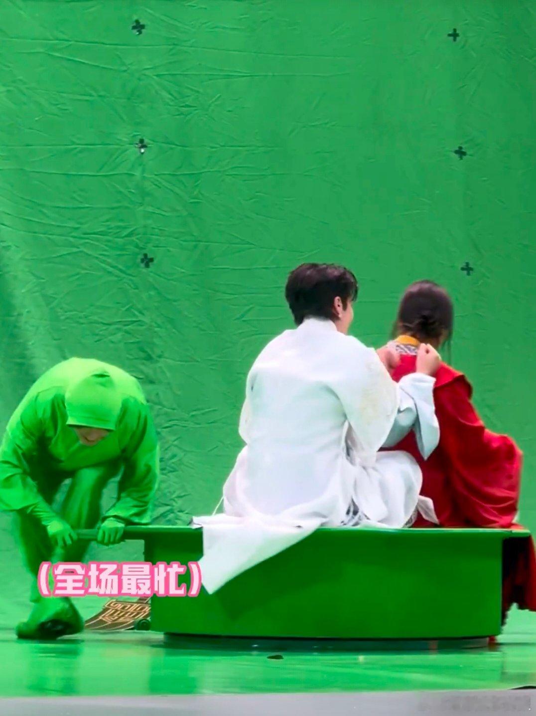 好六街不能没有小绿人你好星期六 好六街不能没有小绿人！化身小绿人太有梗，题得了词