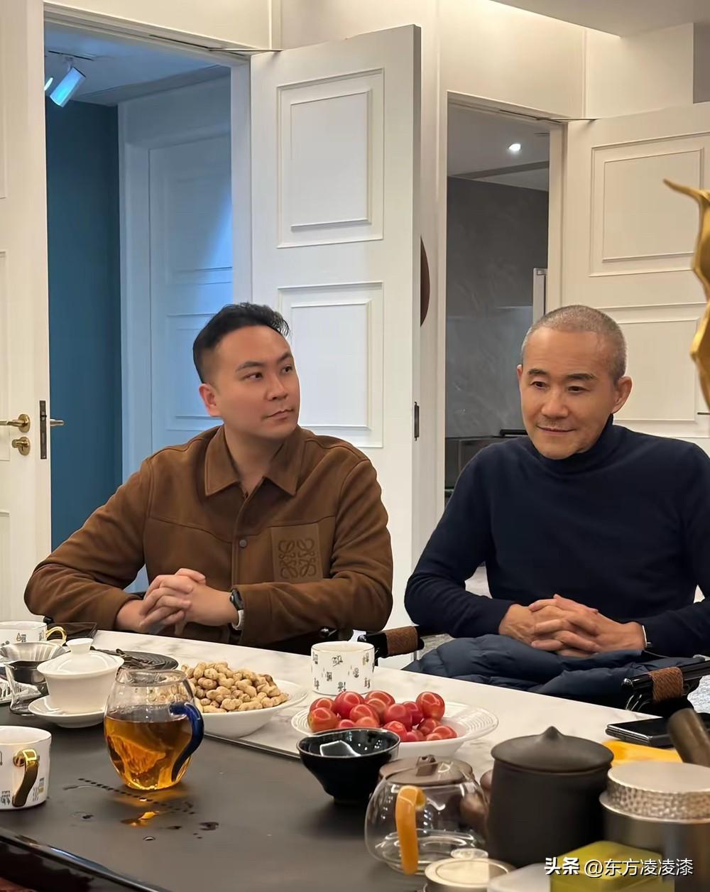 不戴假发的王石看上去更自然。
老人就应该有个老人的样子，自然老去没什么不好，只是