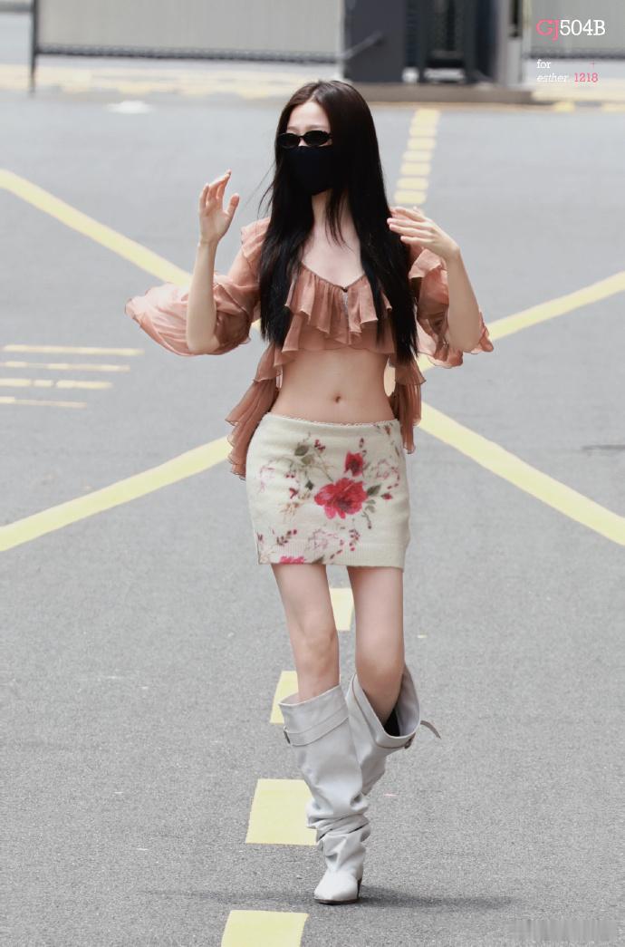 谁懂虞书欣这个折角腰 点开前：能有多细？点开后：姐姐的腰是夺命弯刀吧，这曲线是女