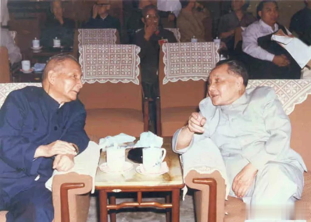 1983年，出席六届全国人大一次会议的邓小平和陈云（左）在会议休息时亲切交谈。