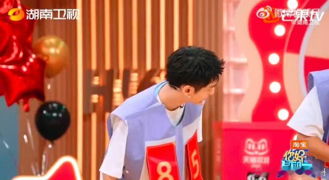 李雪琴好端端地招谁惹谁了 你好星期六 全程没碰游戏，突然被塞四个礼物盒，雪琴内心