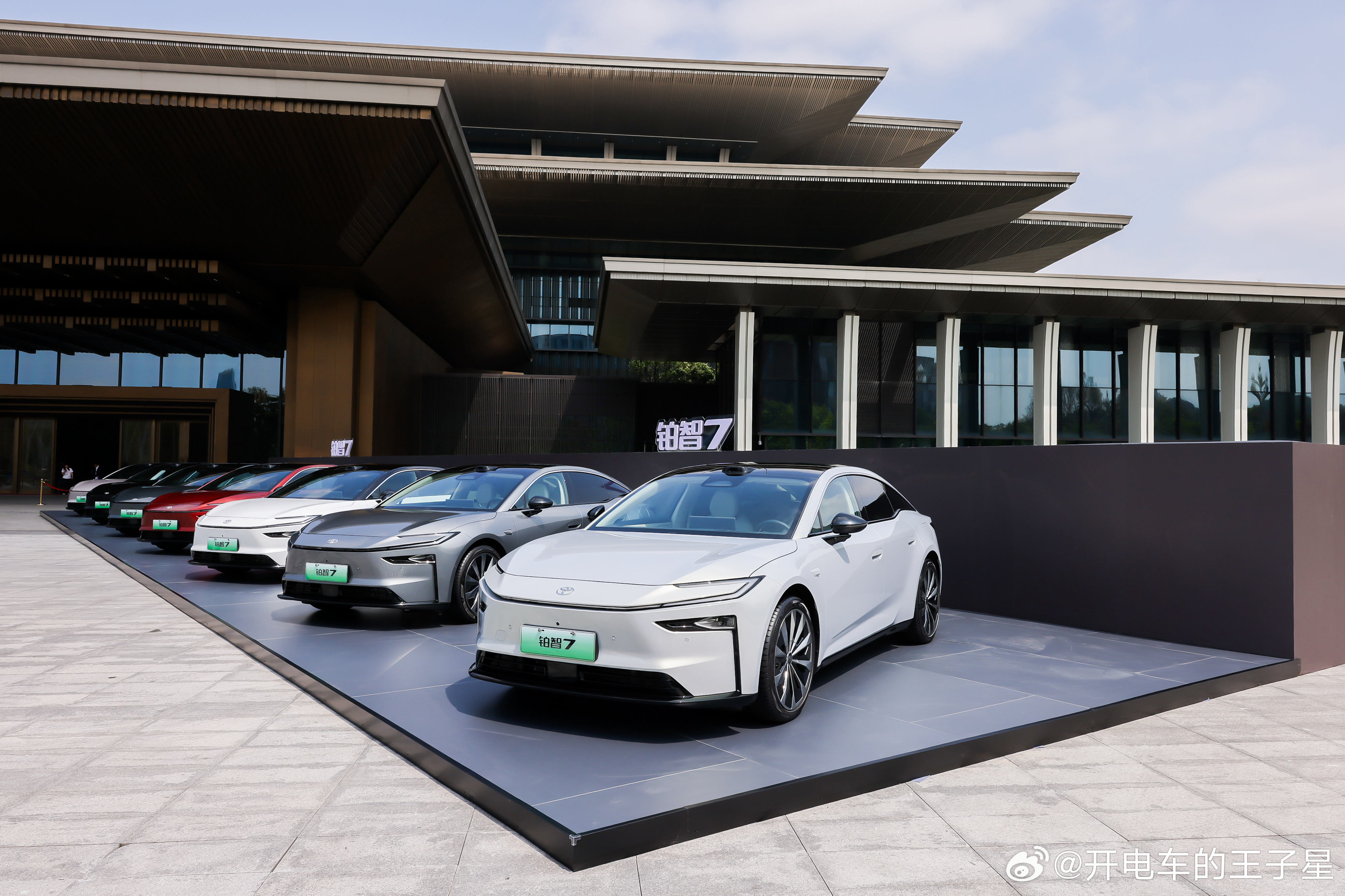 新能源时代的丰田味道丰田铂智7全面开启预售大v聊车 这个现场的布置实在太牛逼了！