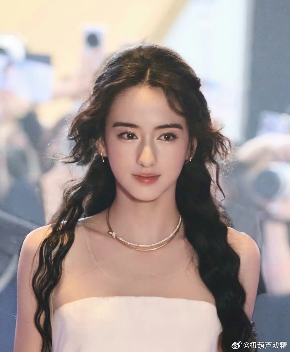 她之前还网传射雕华筝，结果不是，如果射雕的黄蓉有她一半美，也会吸引观众走进影院，