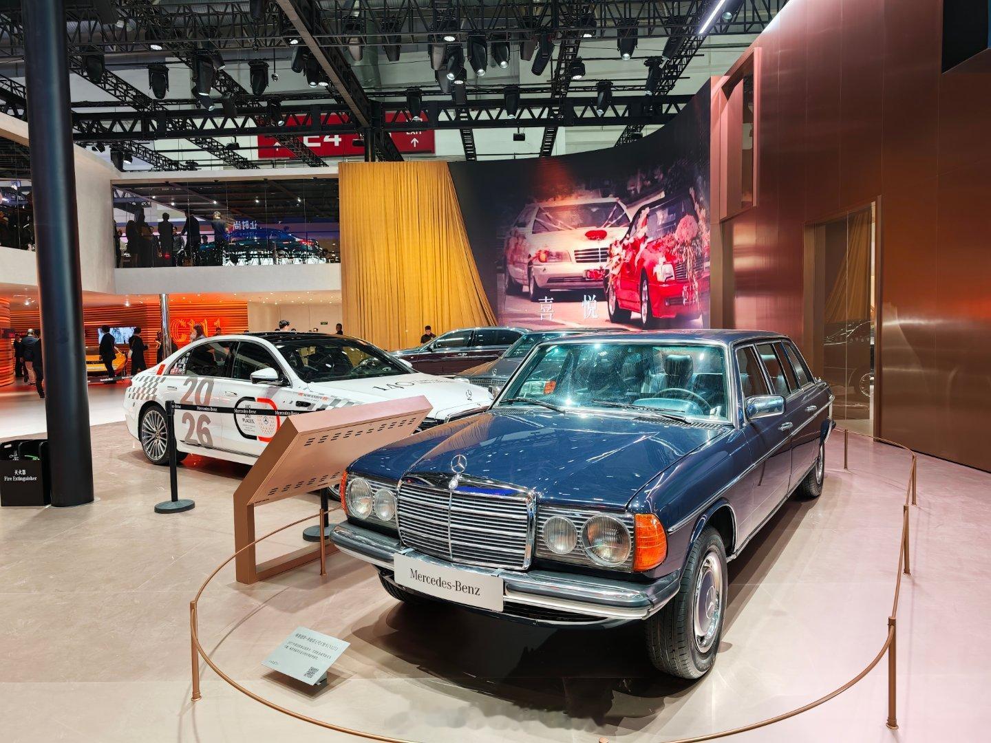 奔驰展台让人极度舒适，AMG GT XX概念车确实帅。那些老爷车还是经典，让人赏