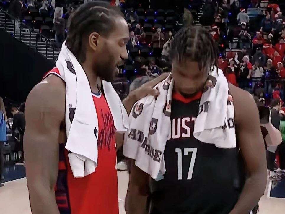 火箭这样搞定快船：四把大锁防小卡，三棵铁树同开花。

伊森、阿门、小贾与电风扇四