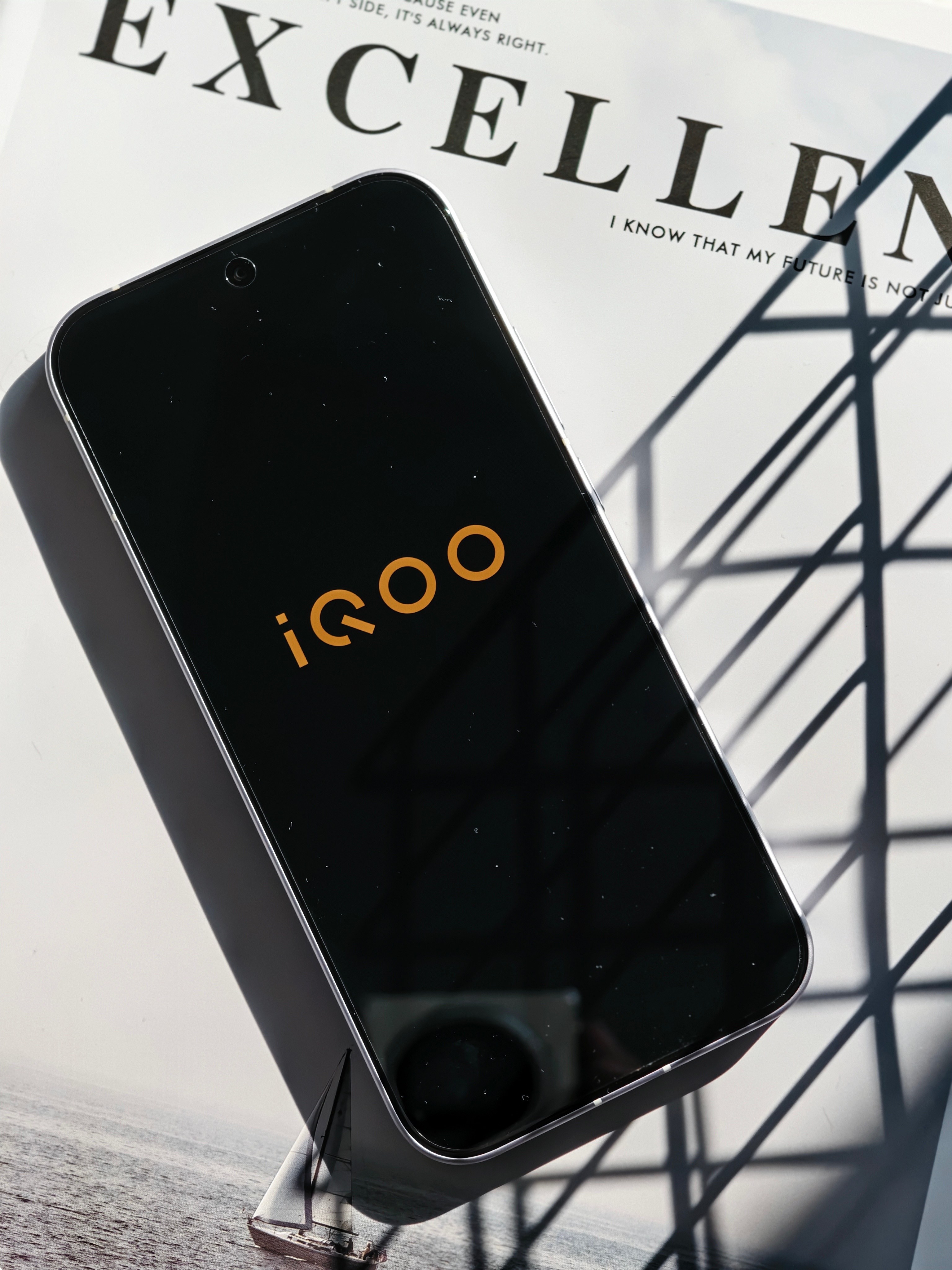 新鲜出炉的iQOO Z11 Turbo 美图，说实话，打开手机包装拿出新机之后，