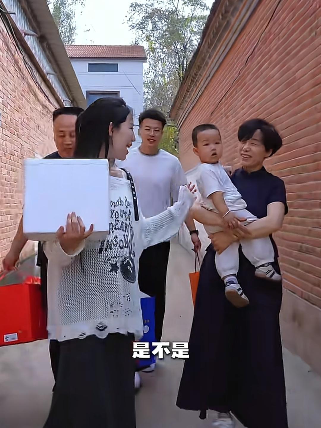 中秋团圆！麦小登一大家齐聚娘家新小院
 
中秋佳节，麦小登带着公婆，还有两个孩子