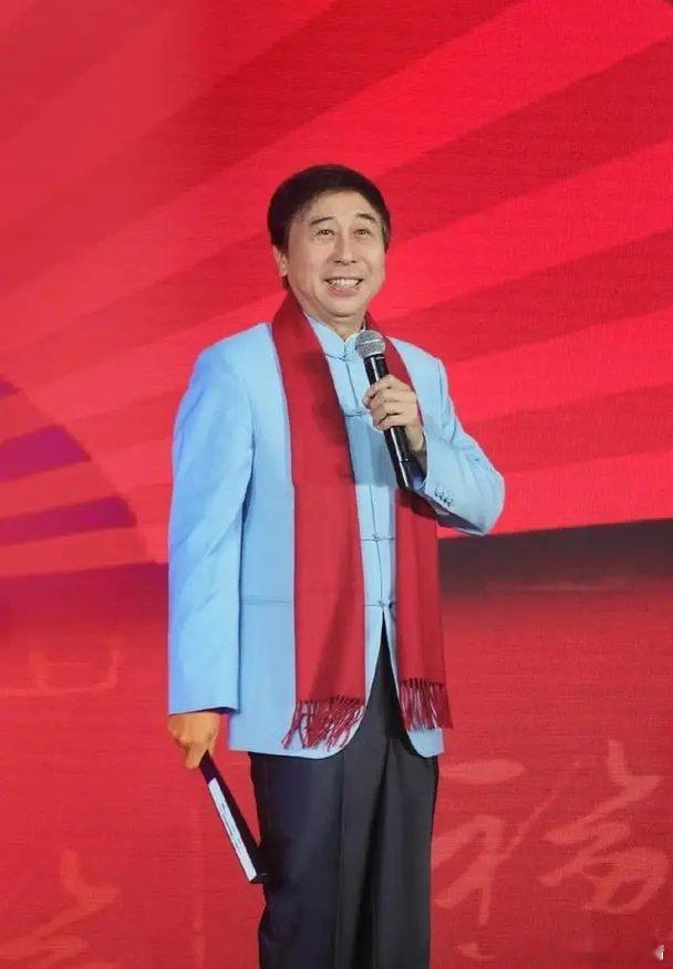 #那些年我们的春晚搭子# 果然还得是冯巩老师才能够一出场就直接带着年味儿过来！我