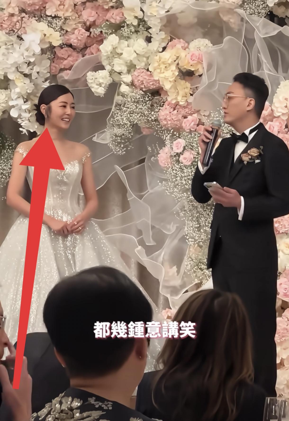 看了卫诗雅的婚礼视频，
老公致辞幽默，
婚纱很适合她，两个人都很松弛，但她这个鬓