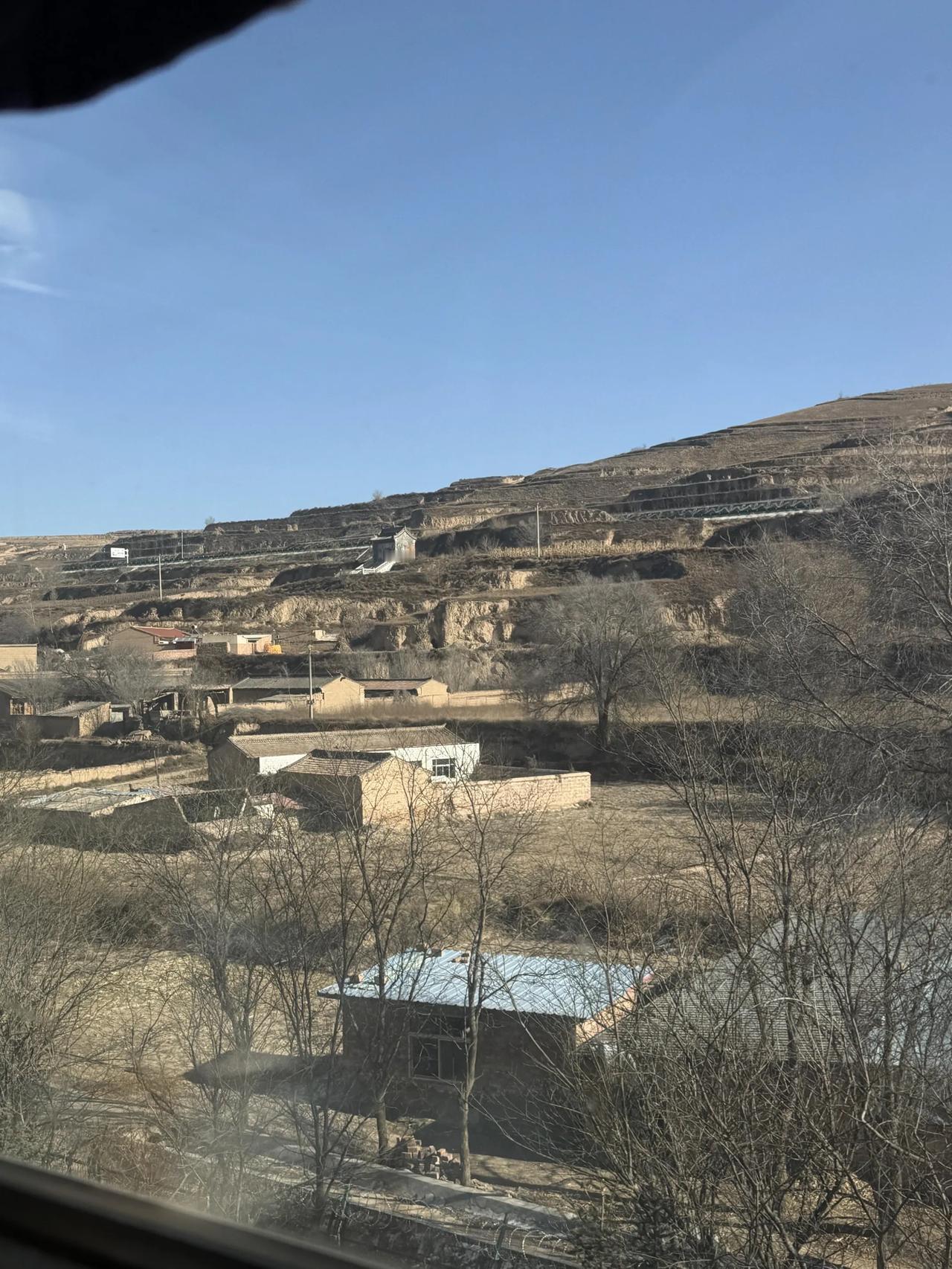 住在这里的人都是怎么购物的
火车路过的甘肃定西这边 全是黄土高原 里面夹杂着一些