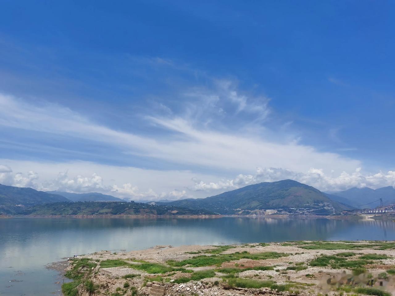 水位再涨四五米，这片土地也要淹没完了，估计再过一星期这里就成了宽阔的湖面，还是水
