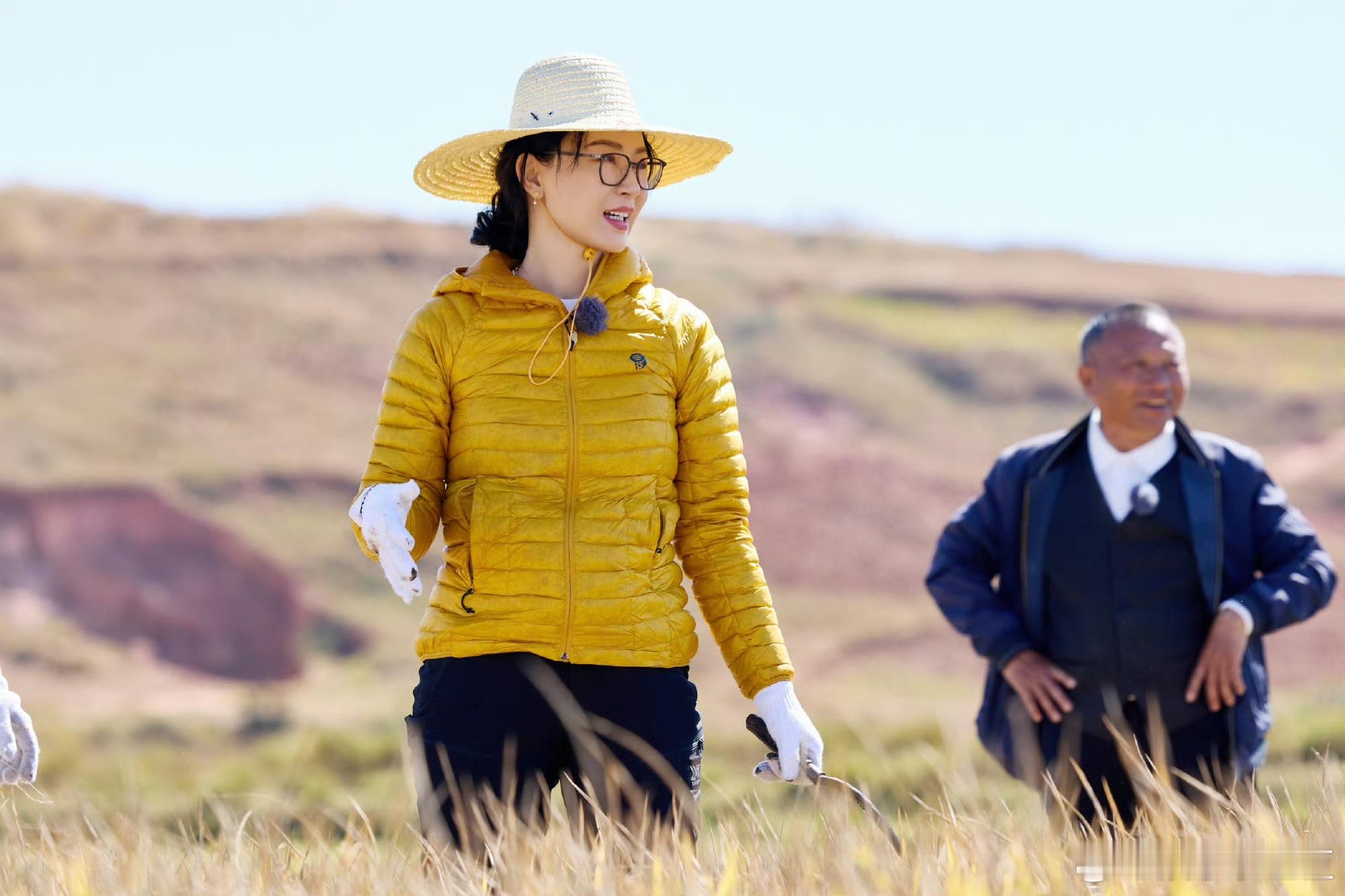 陈数穿着蜂蜜罐子就上花少了花儿与少年 陈数这身宛如蜂蜜罐子的羽绒服，在田野中尽显