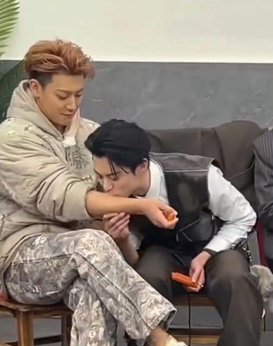 黄子韬小学生行为就是说这段视频。王鹤棣看了也要连夜来找黄子韬掰头吧！黄子韬和徐艺