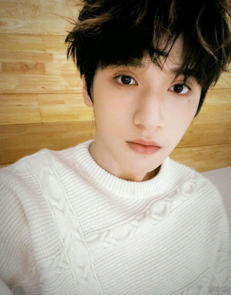 #严浩翔眼下痣#弟弟的新鲜自拍来了！好帅好苏，眼下痣显得整个人平添了一份成熟！好