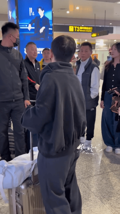 莎莎在重庆机场，看到了马琳和德华，莎莎和德华聊了一下。

重庆冠军赛的比赛即将开