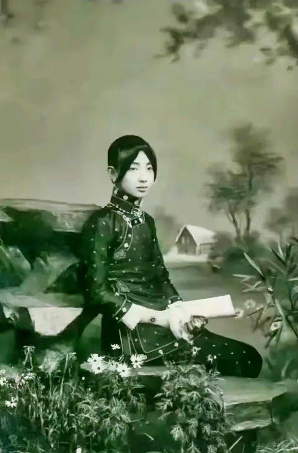 梅兰芳年轻时，跟伊能静儿子长这么像，哈利是因为这个原因走女化道路的吗？真搞不懂，
