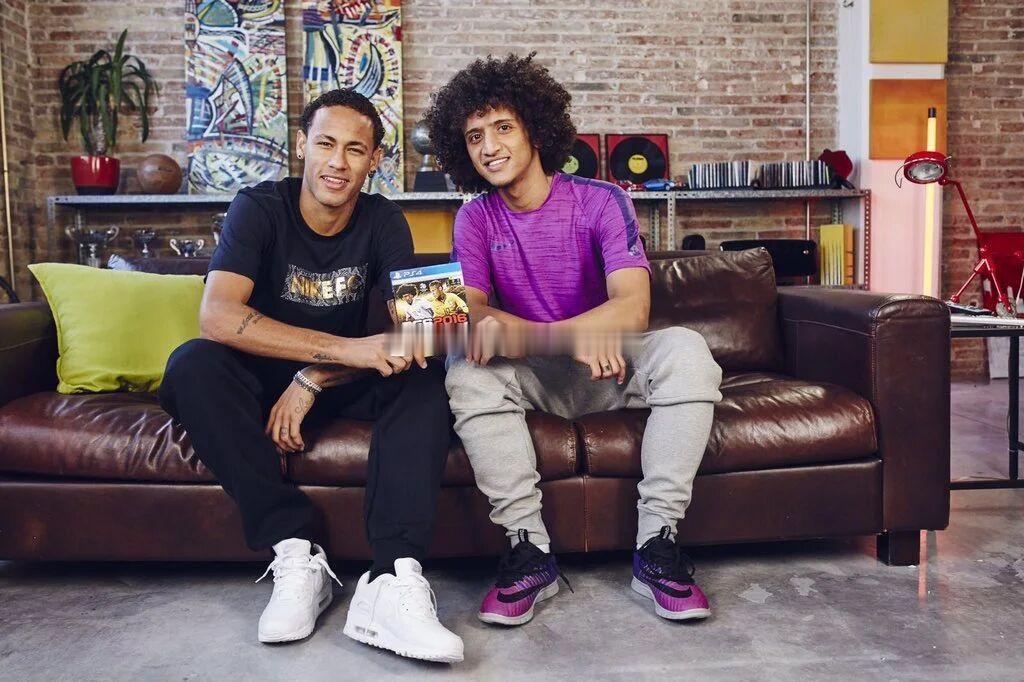 其实海湾梅西曾经在我刚接触足球的那段时间特别耀眼，我很早就开始接触西亚足球，那个