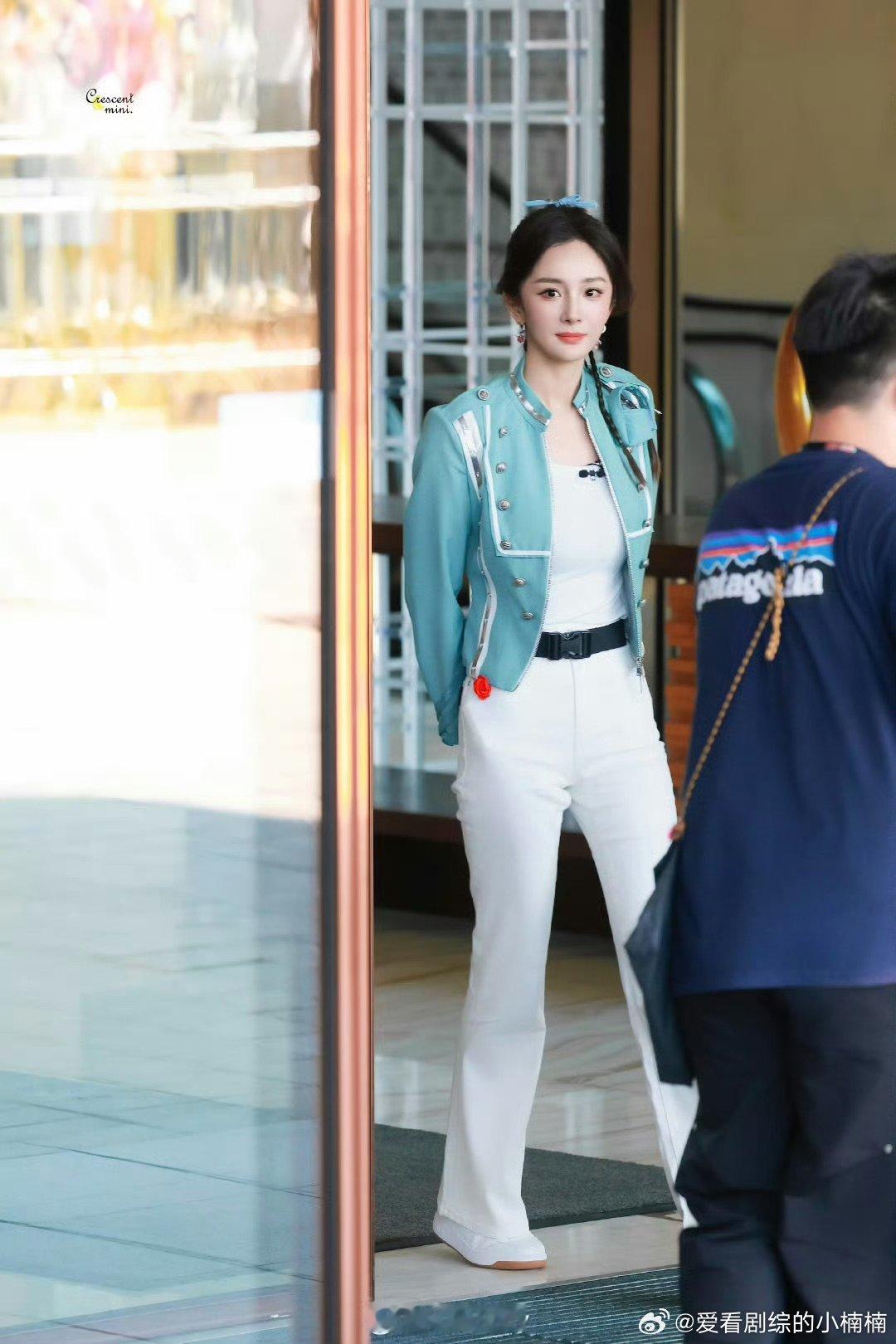 杨幂蓝白look杨幂蓝白造型 杨幂蓝白look ​​​