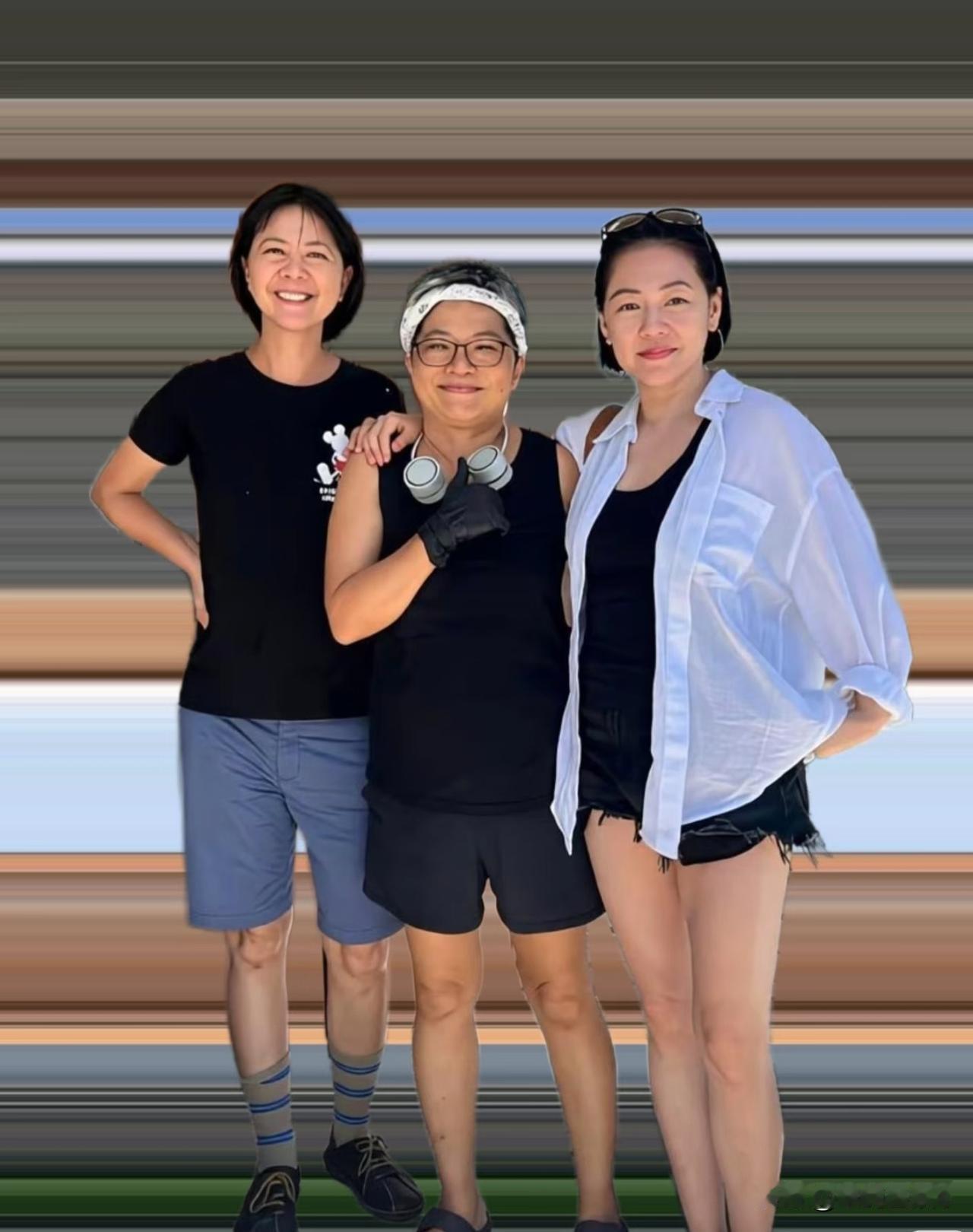 48岁小S荧幕上光鲜亮丽，私下里看起来很疲惫，年龄感上来了，跟好姐妹阿雅越来越像
