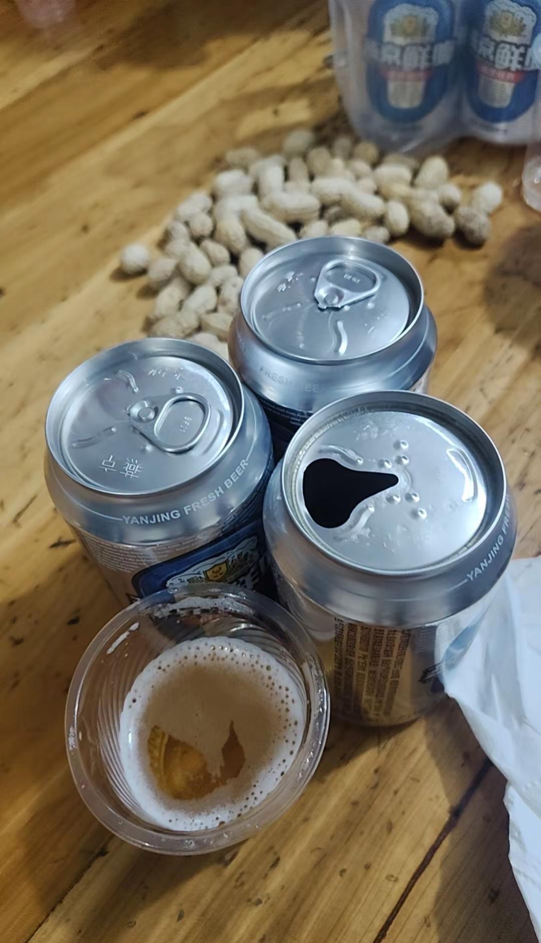 我不是能喝。就是想喝。喝酒不一定快乐。但可以在那段时间里。忘了不快乐。在微醺中。