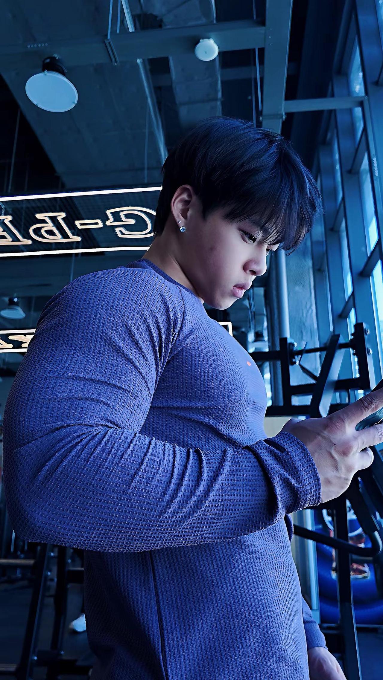 紫色是更有韵味些。 健身穿搭