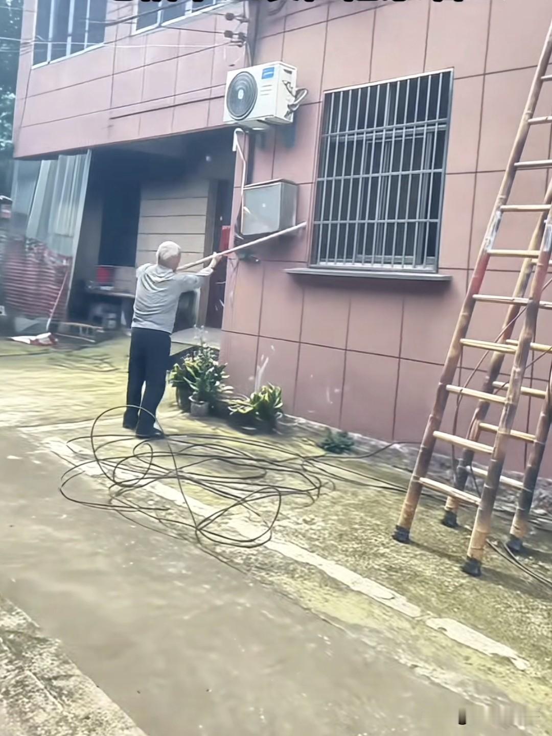 村里有人拉宽带，把光纤的集中箱安装在大爷家墙上，还没等主线拉好，大爷拿着锄头过来