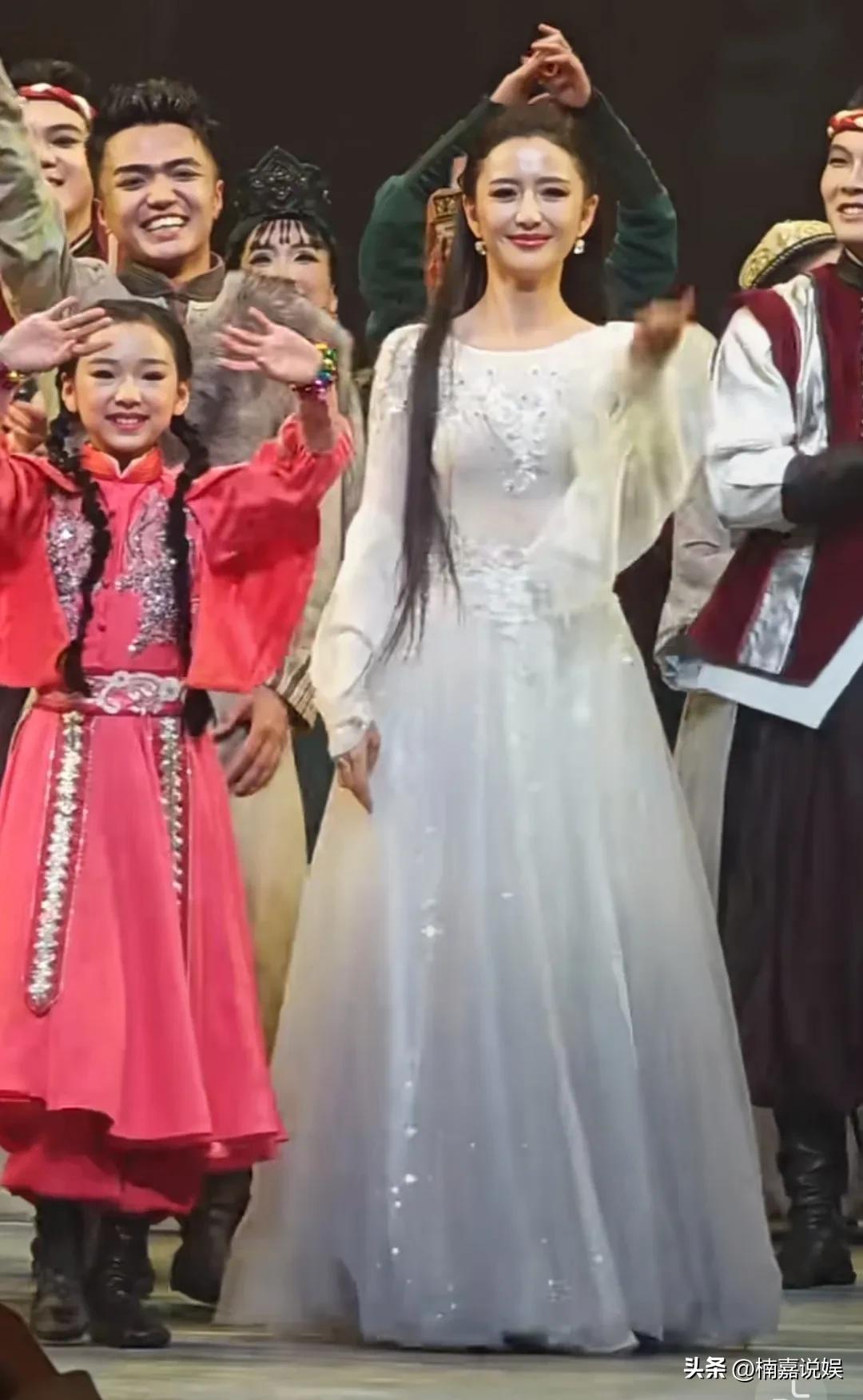 佟丽娅的第一部舞蹈诗剧《在远方·在这里》在北京天桥艺术中心首演，这不仅是她主演的