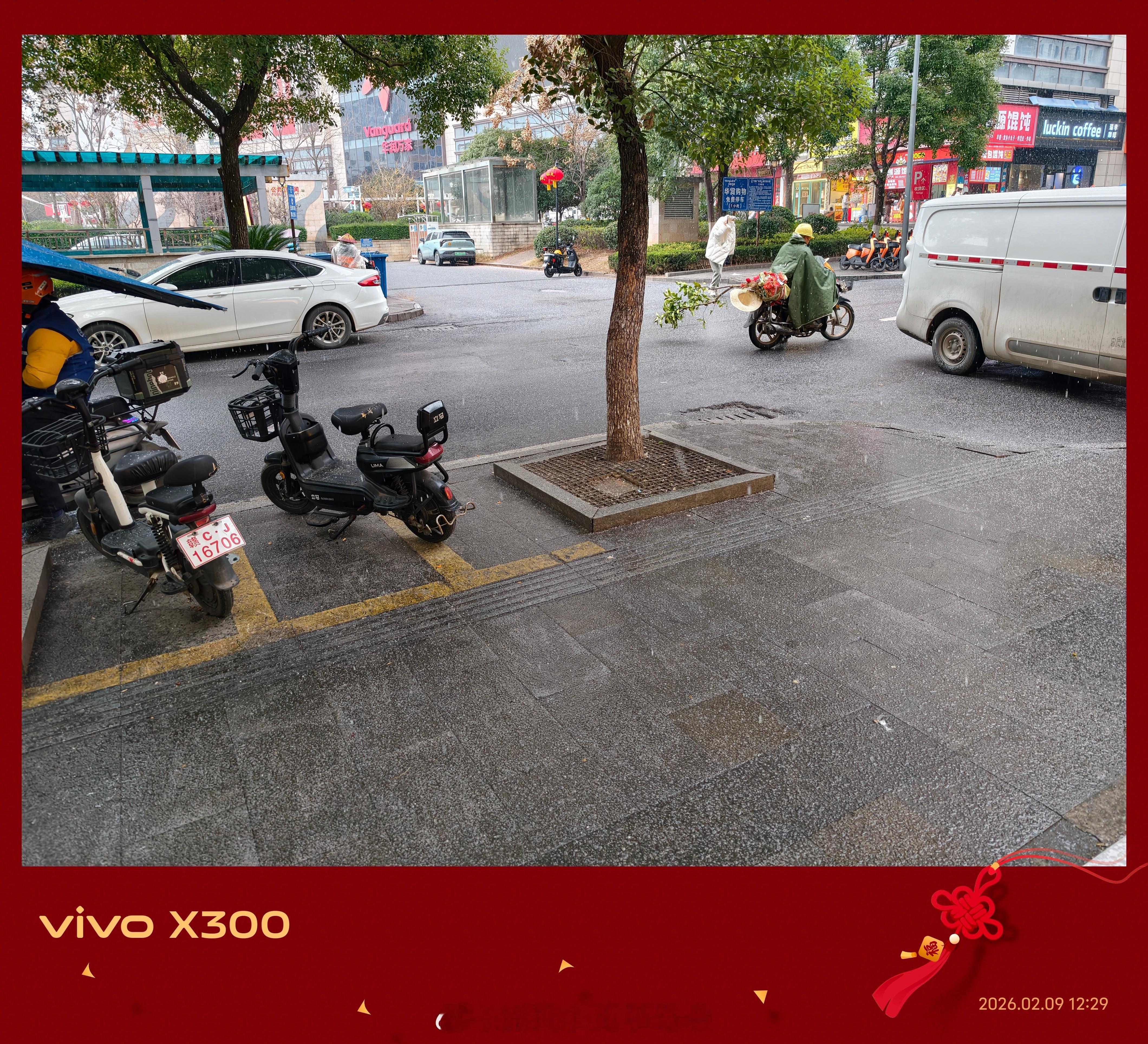 又要下雪嘛下了一会好大的雪球 