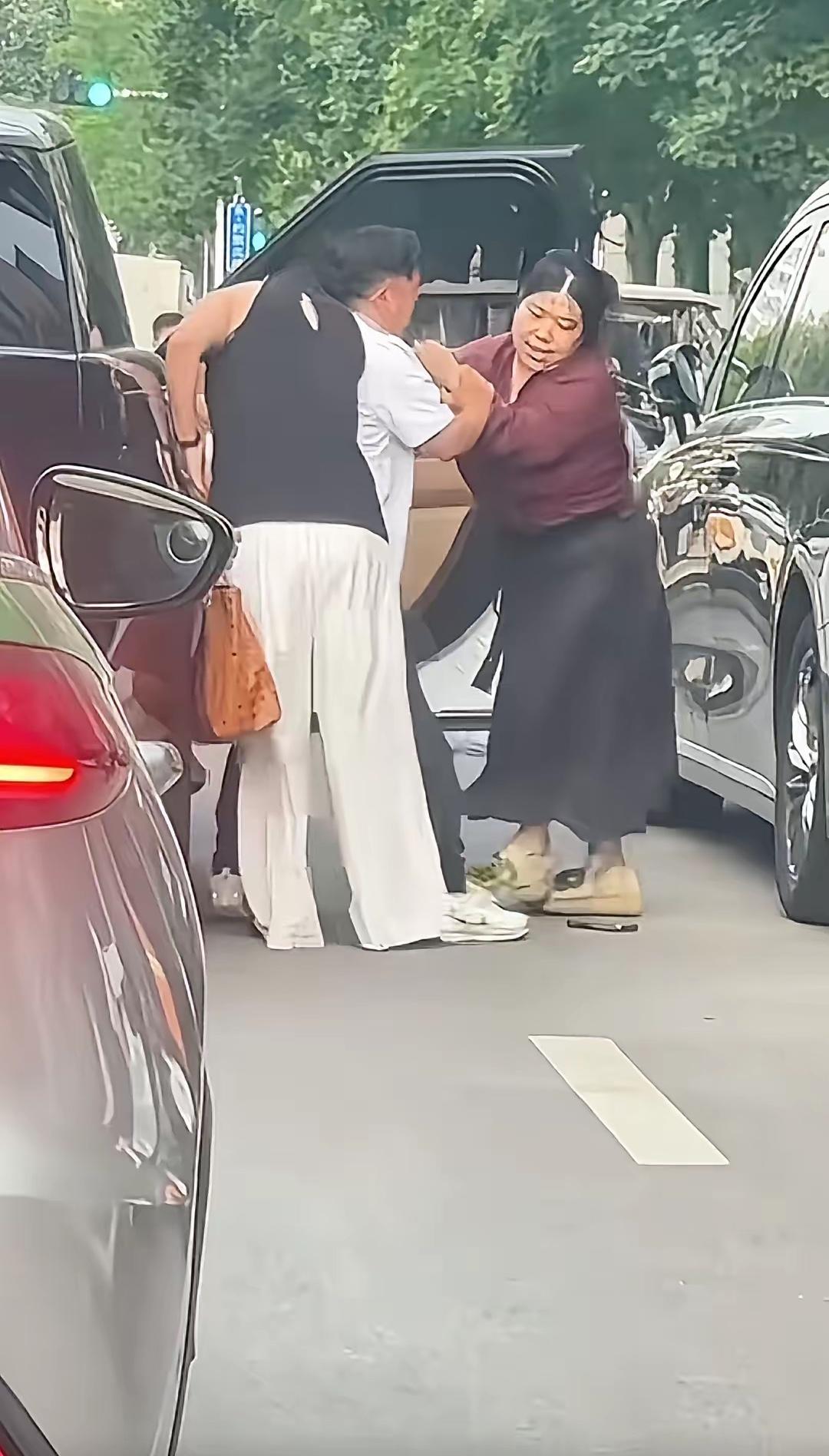 家人们，今儿个看到个超抓马的事儿！男主开着路虎，副驾坐着小三，正美滋滋准备去潇洒
