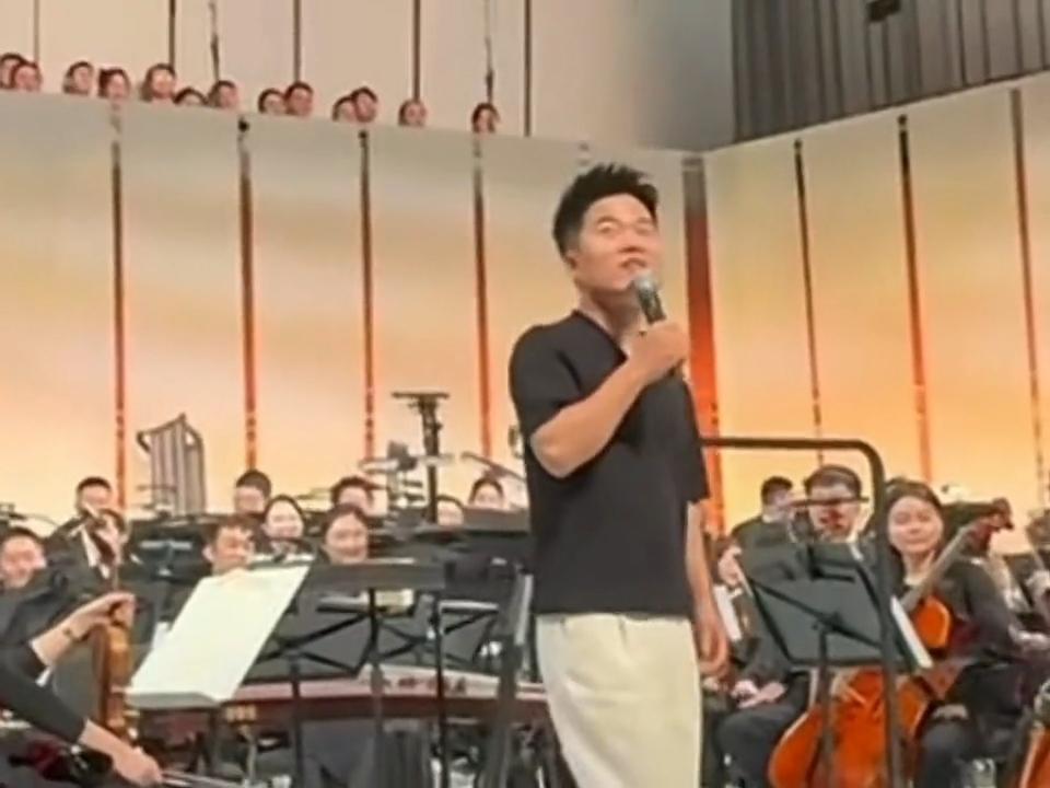 董宇辉今晚现身西安音乐会现场，真的是太让人意外了，他被发现之后，赶紧向周围的朋友