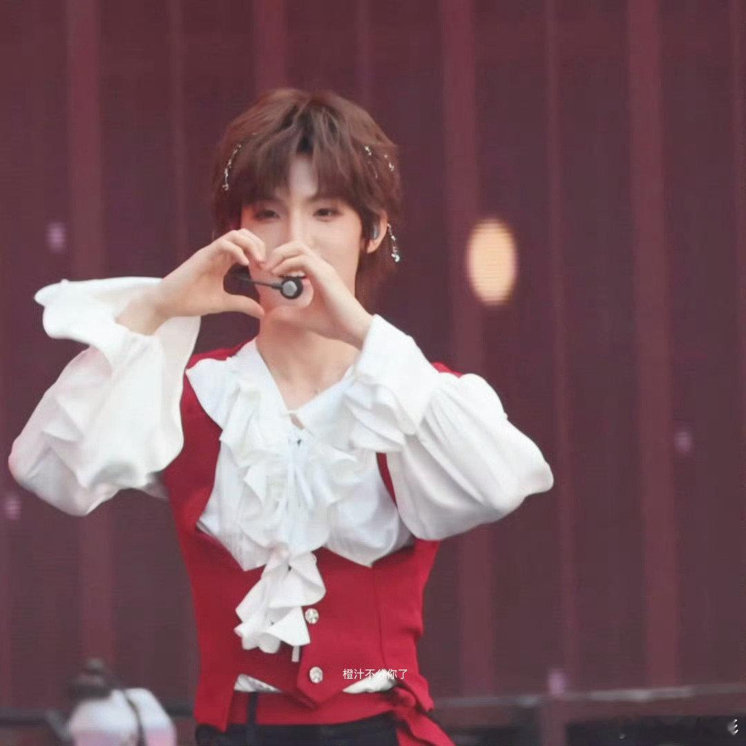 张泽禹冬日小樱桃look红丝绒加身的张泽禹自带贵气滤镜，一抹红韵又添几分俏皮，这