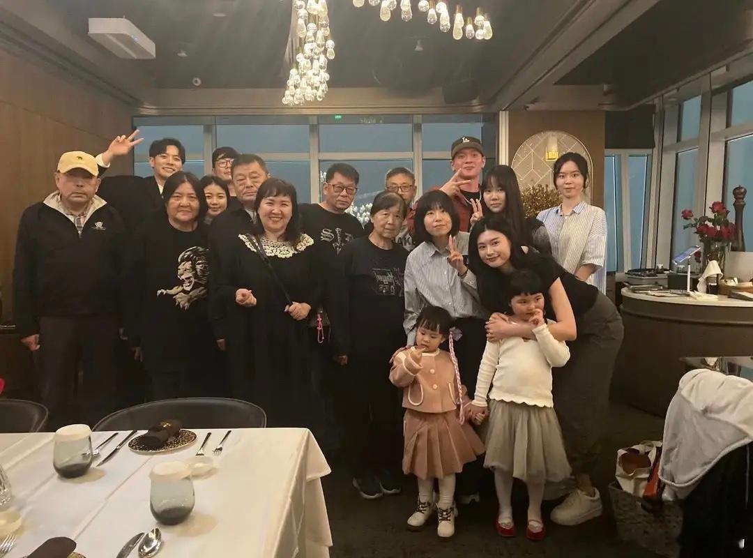 陈宝莲23岁儿子近照曝光，与邱瓈宽吃年夜饭，身高185cm长相俊俏！ 