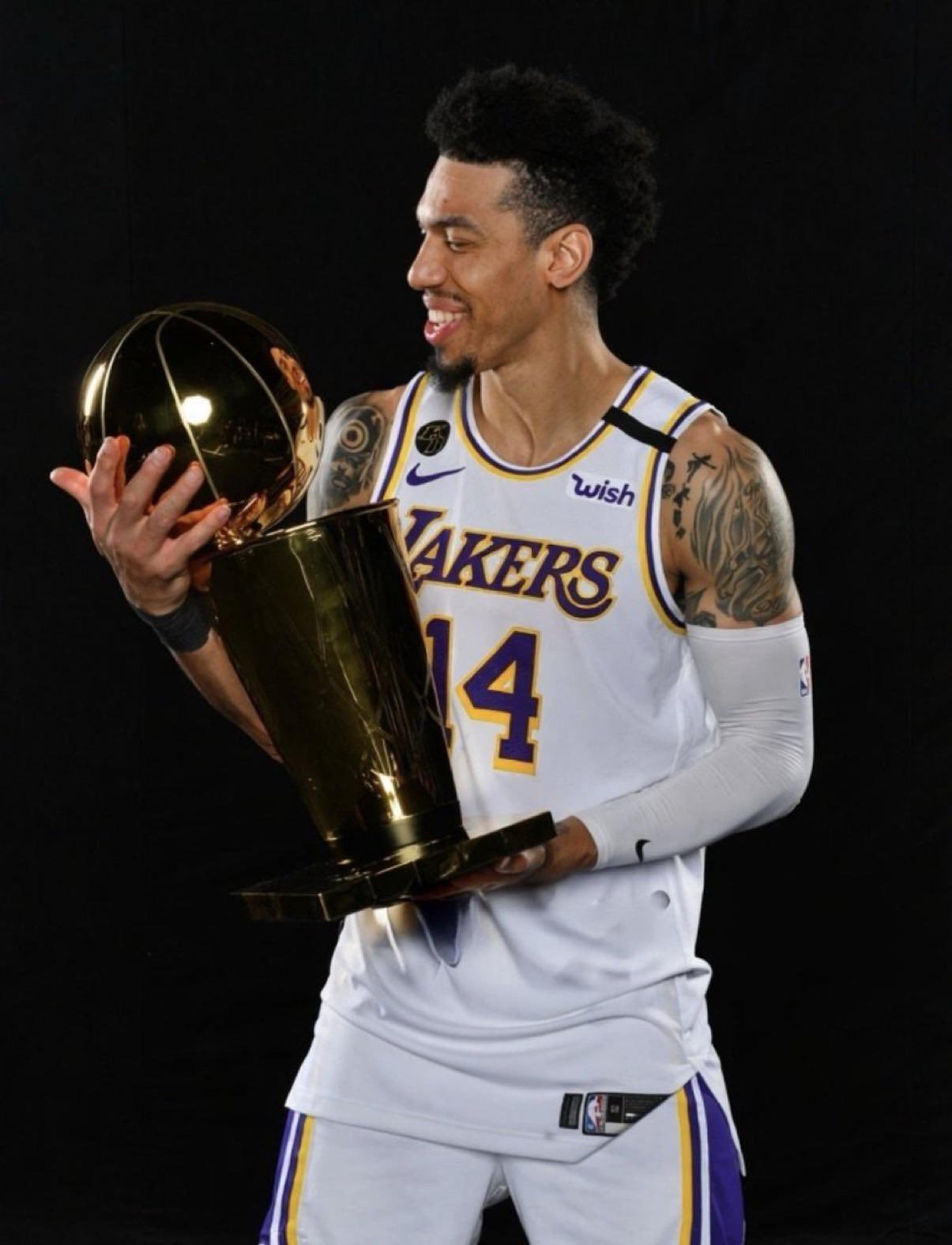 距离湖人比赛还剩14天！📅日期：10月6日🏆赛事：NBA季前赛🆚对阵：国王
