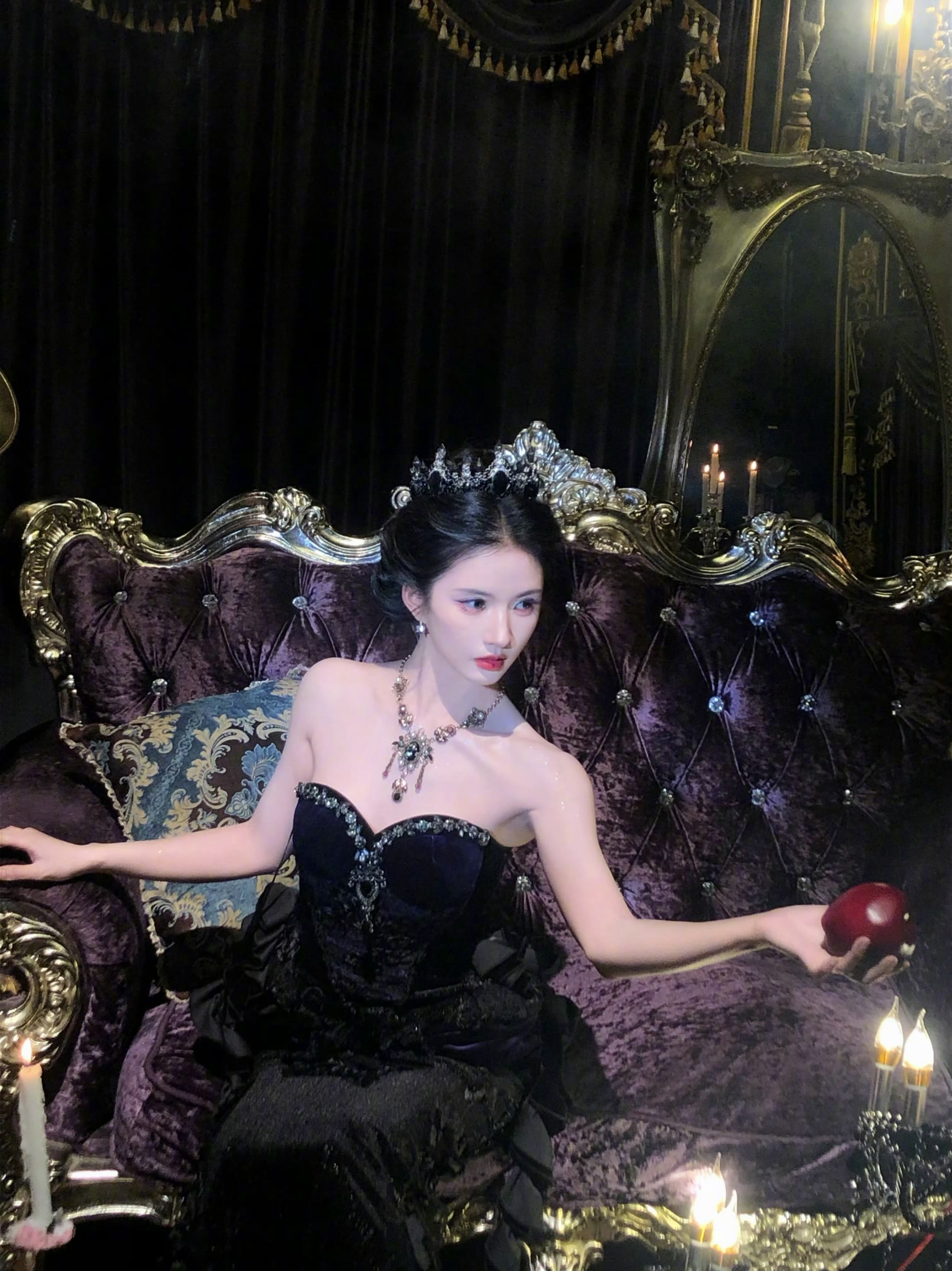 刘些宁切到暗黑皇后大号了刘些宁坐后妈茶话会那桌 啊啊啊刘些宁好牛的美貌！！今天的