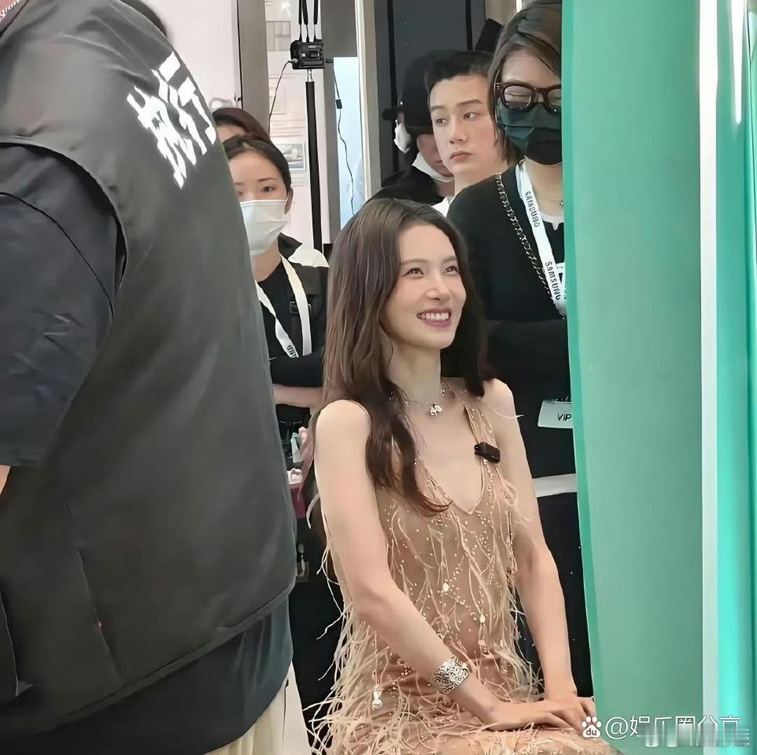 这是金晨吗？差点没认出来。电视上看起来一般般，没想到真人这么好看！ 