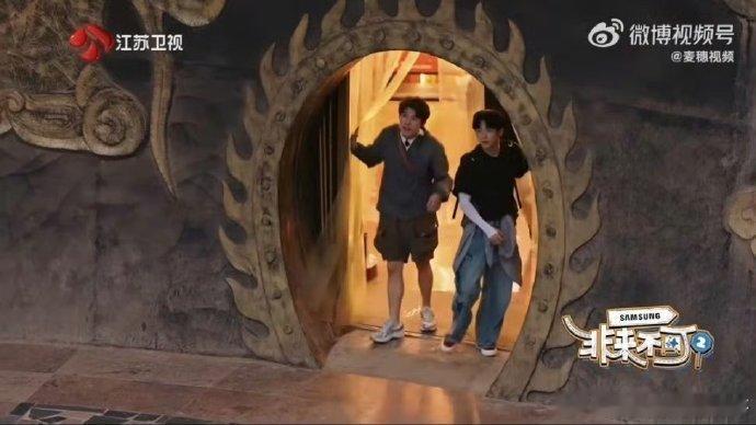 #原来猴哥金箍棒是巨型温度计# 在新疆火焰山现场看到一根巨大无比的金箍棒里是什么