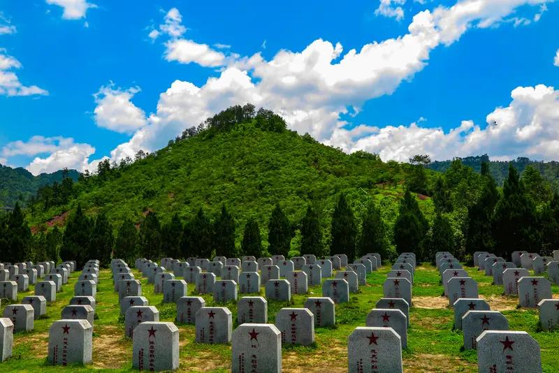 清明节，是缅怀故人的日子。看着陵园里那一座座墓碑，脑海里回荡着“吃水不忘挖井人，