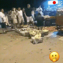 真是嚣张至极，连续10个西瓜往头上砸，换做谁能忍？

这些寻衅的人，明知对方手握