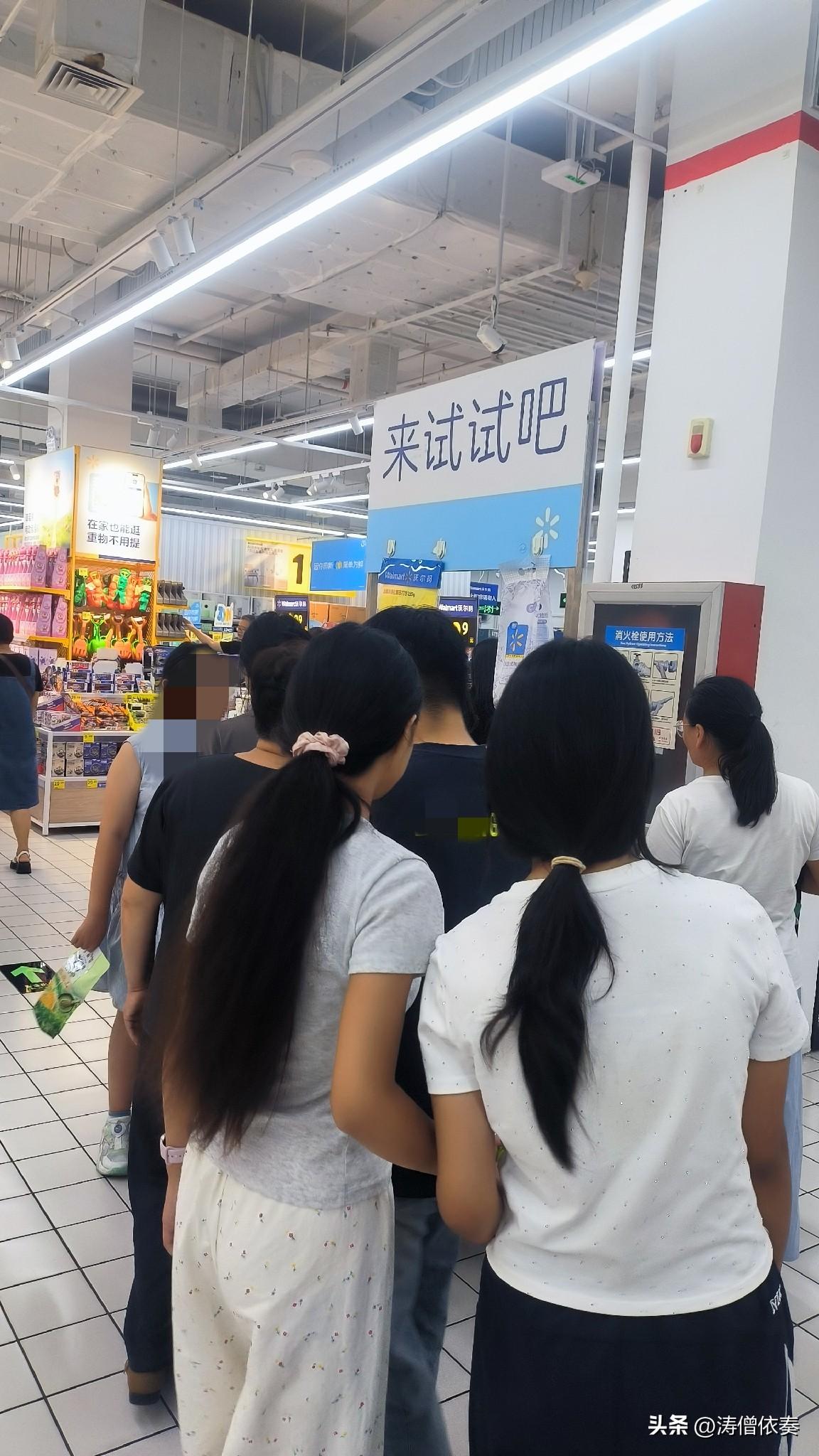 沃尔玛超市人最多的地方

昨天逛保定万博广场沃尔玛超市，看到不少挂着“来试试吧”