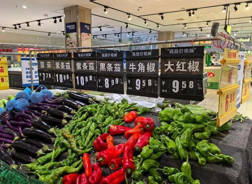 为什么现在蔬菜的价格这么贵
真的是吃不起蔬菜了
随便炒个蔬菜10几块
真是啥都涨