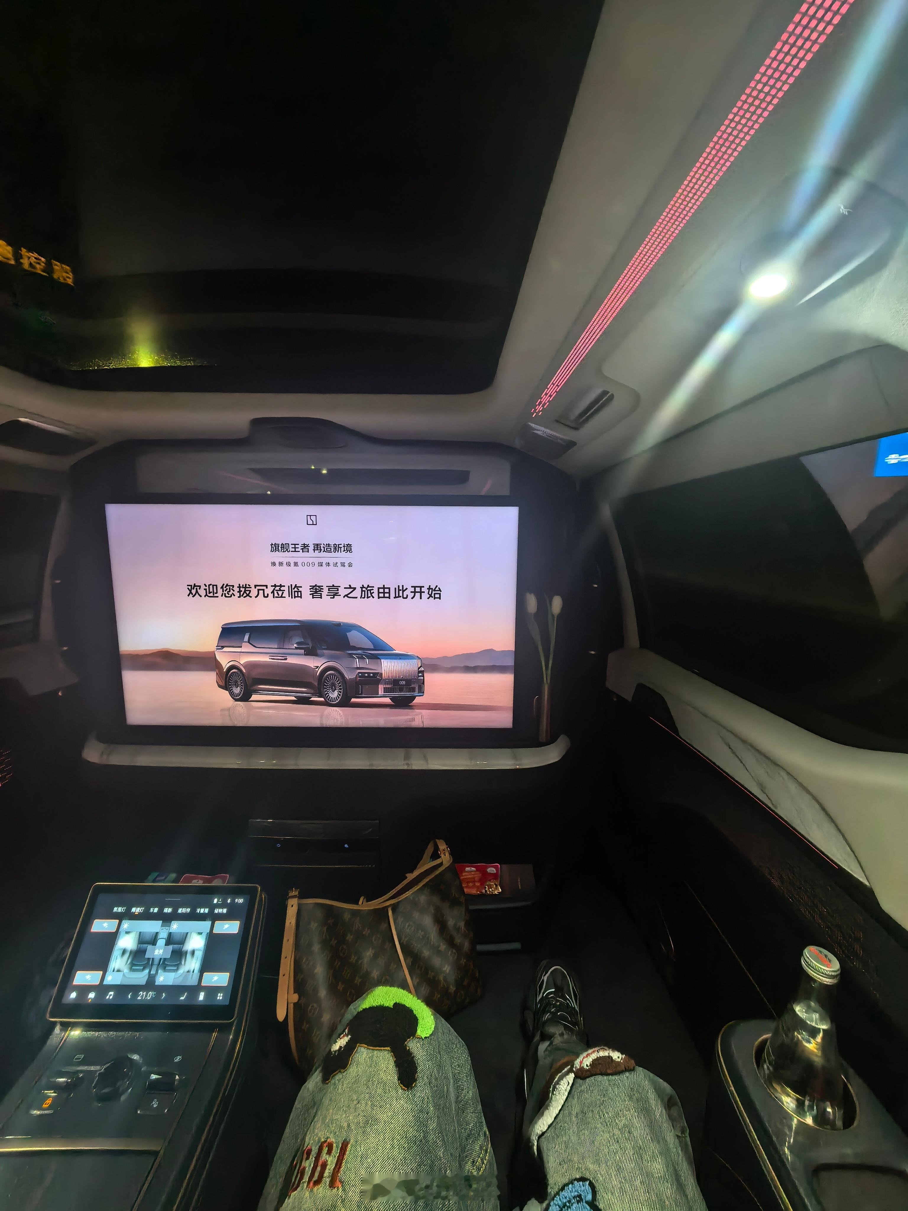 极氪对细节的把控你会在脑子里反复意识到 这是一个很豪华的品牌 光辉009接机 /