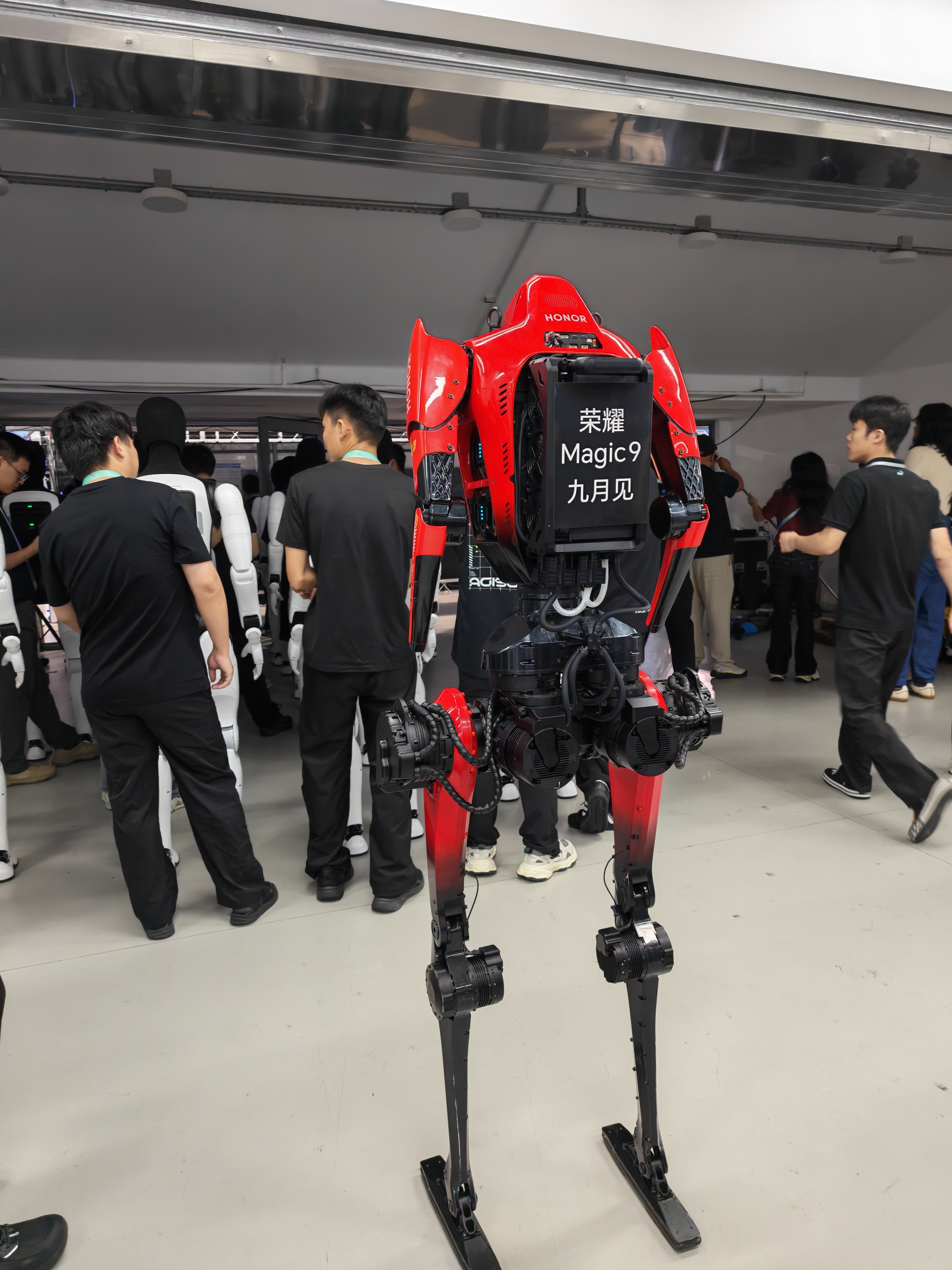 荣耀CEO祝贺闪电破人类百米世界纪录 2026世界人形机器人运动会即将开赛，在央