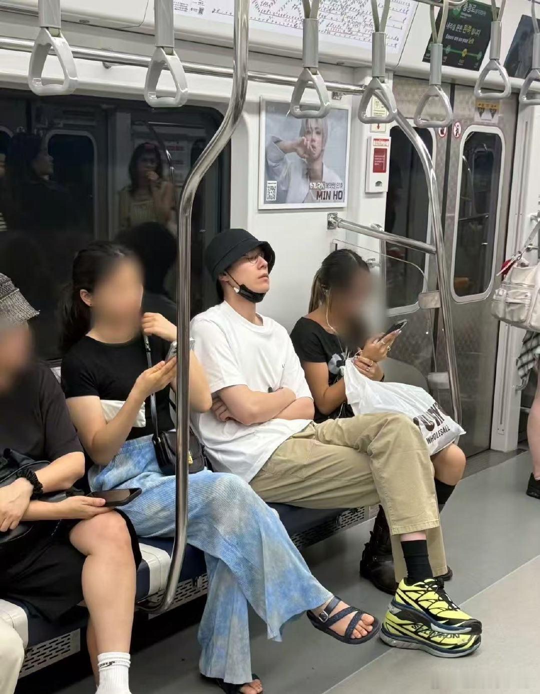 偶遇胡一天韩国坐地铁偶遇胡一天韩国坐地铁假寐偶遇胡一天韩国坐地铁 