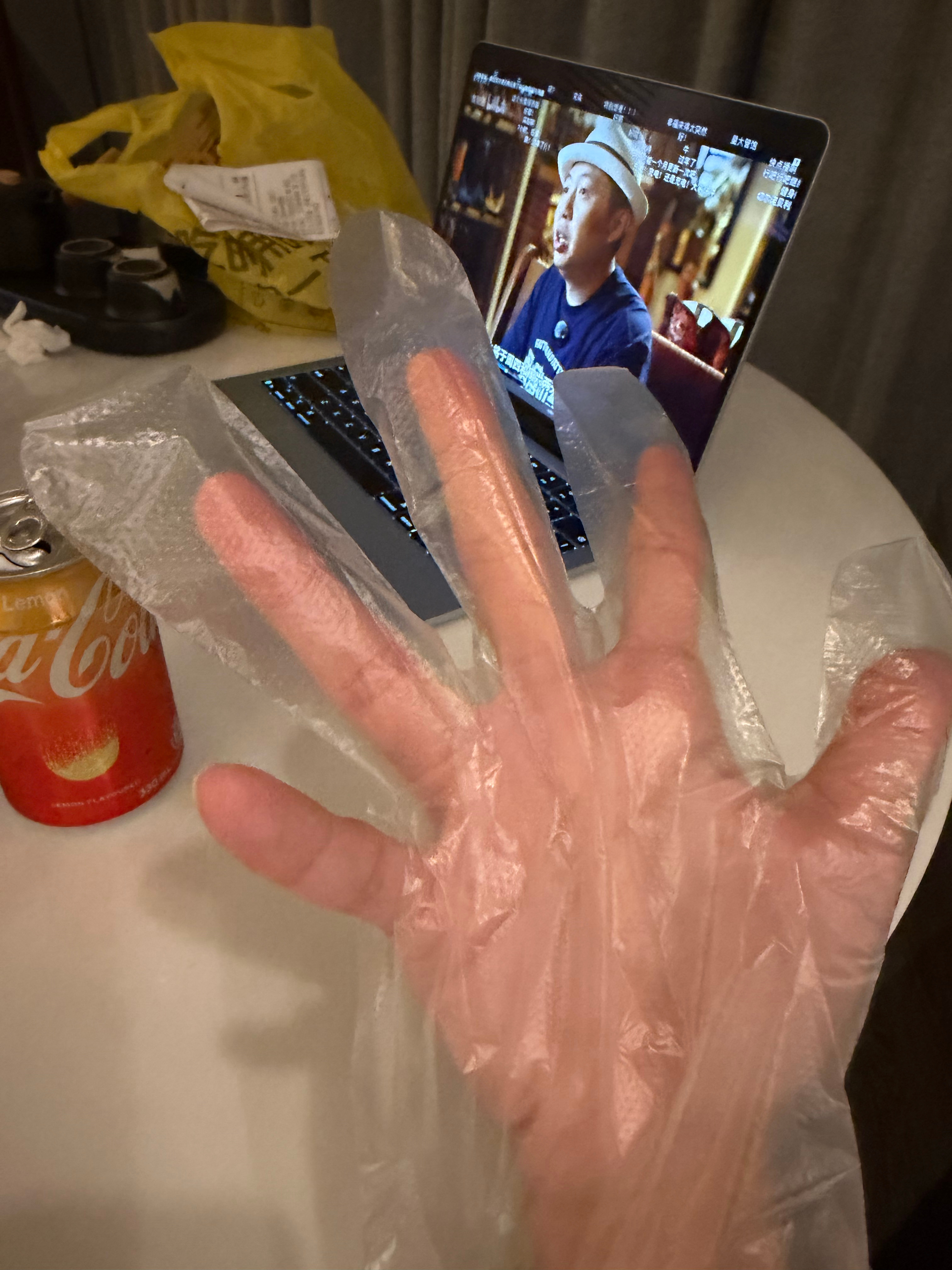 到酒店太晚了，饭没了，我就说给自己加个夜宵吧 ，结果发现周黑鸭竟然给我留了个能按