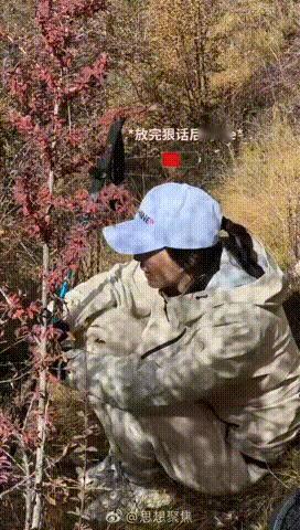 胡歌当上田朴珺爬山教练了 胡歌爬山真是气不喘，而且还一路给田朴珺打气！每50米的