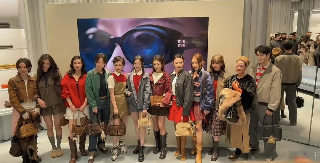 刘浩存 赵今麦 李庚希miumiu大合照，你第一眼看到谁？ 