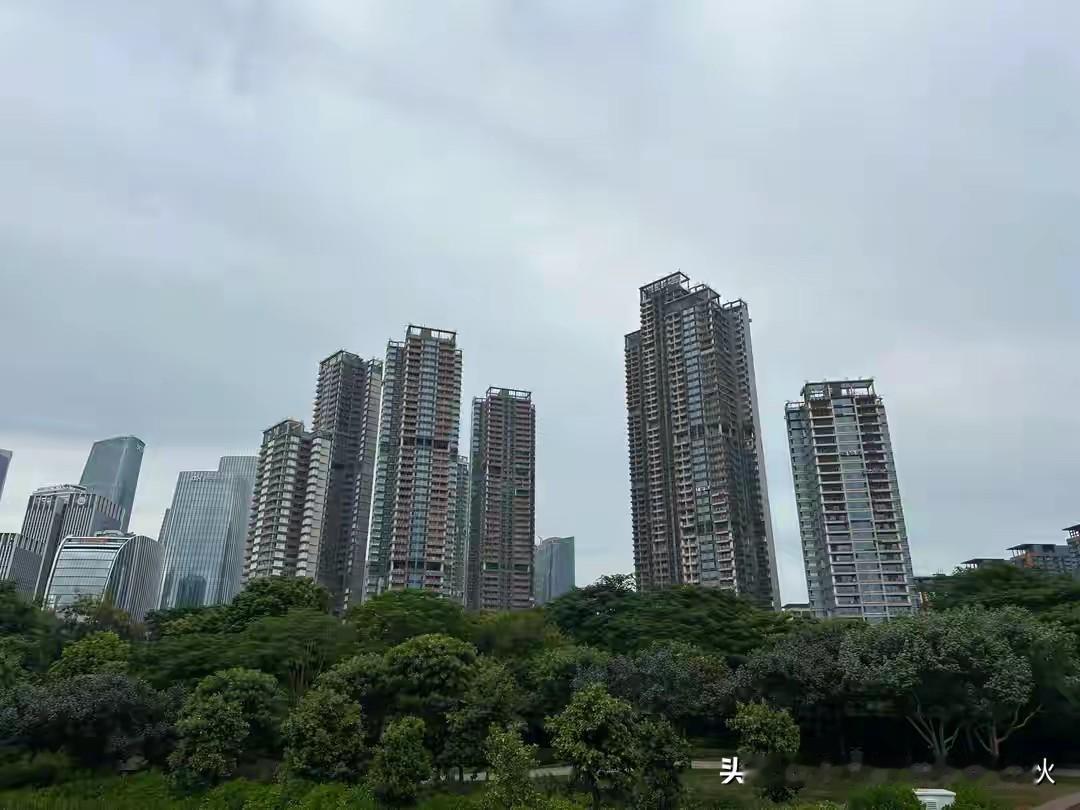 昨天刚办完过户，89平的“老破小”，最终成交价430万。

2017年买的时候是