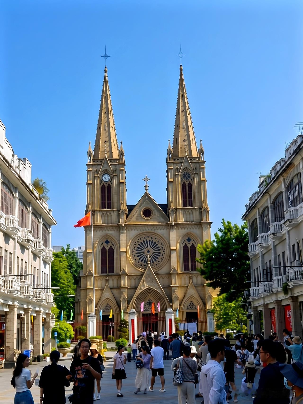 市井之间，遇见百年石室
漫步来到石室圣心大教堂，远远望见双塔耸立，哥特式石砌建筑