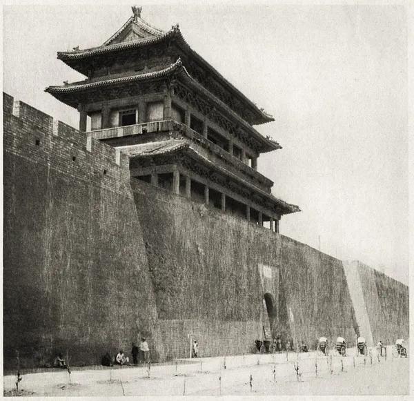 1922年瑞典学者喜仁龙获得北洋政府的许可，徒步测绘、实测尺寸，拍摄129张城墙